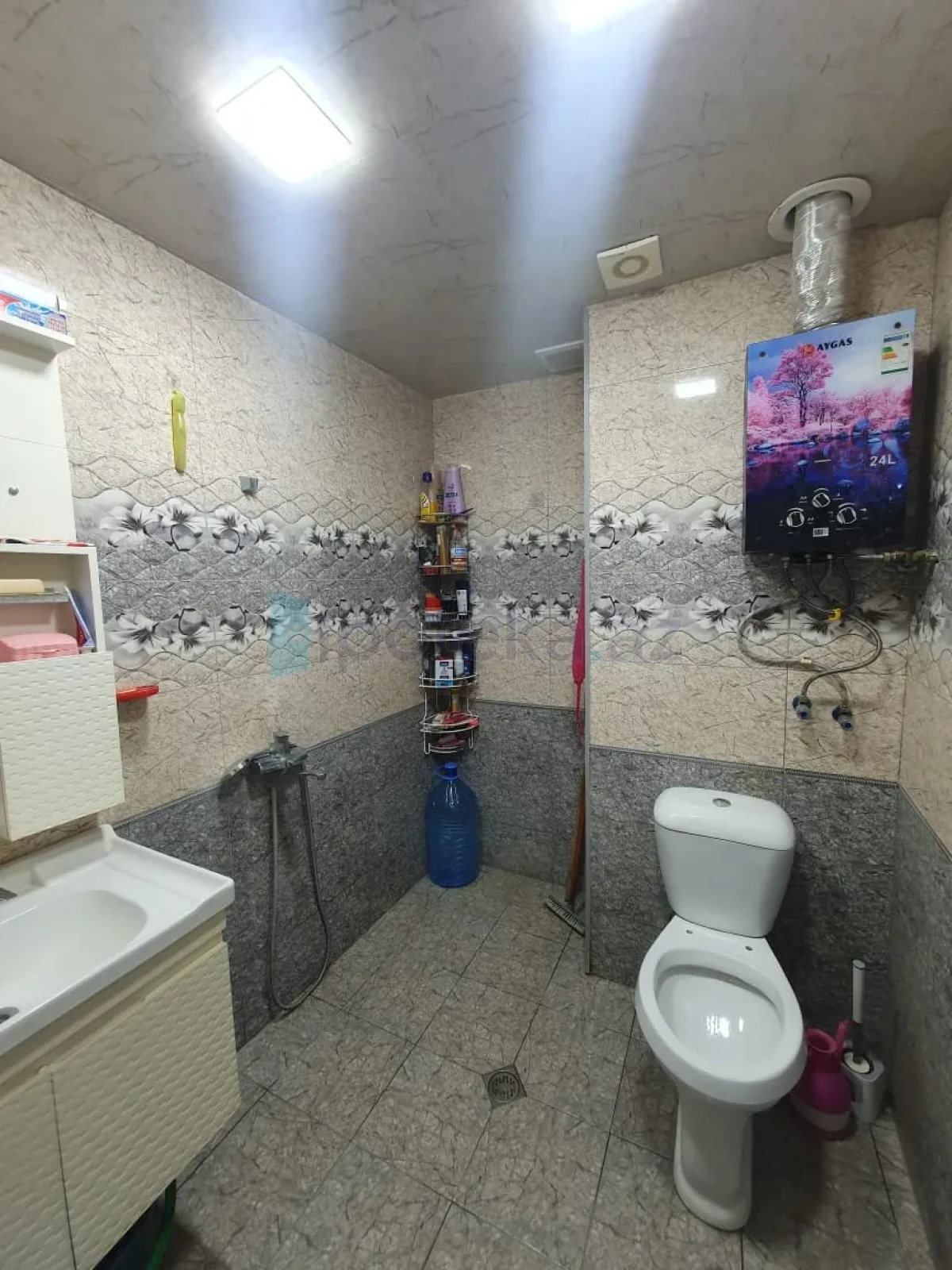 Satılır 2 otaqlı köhnə tikili 55 m²