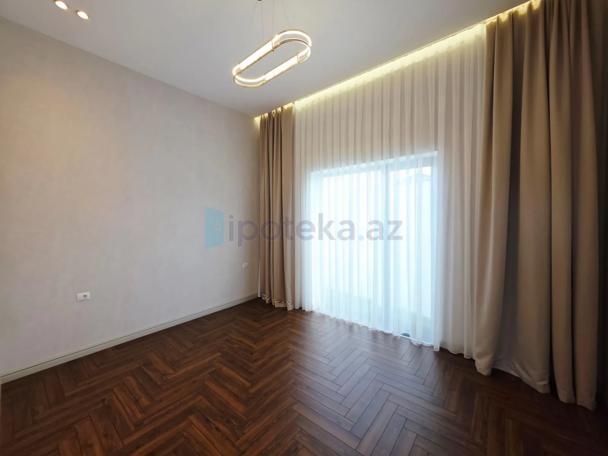 Satılır 5 otaqlı mənzil 220 m²