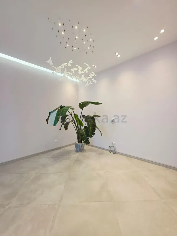 Satılır 5 otaqlı mənzil 220 m²