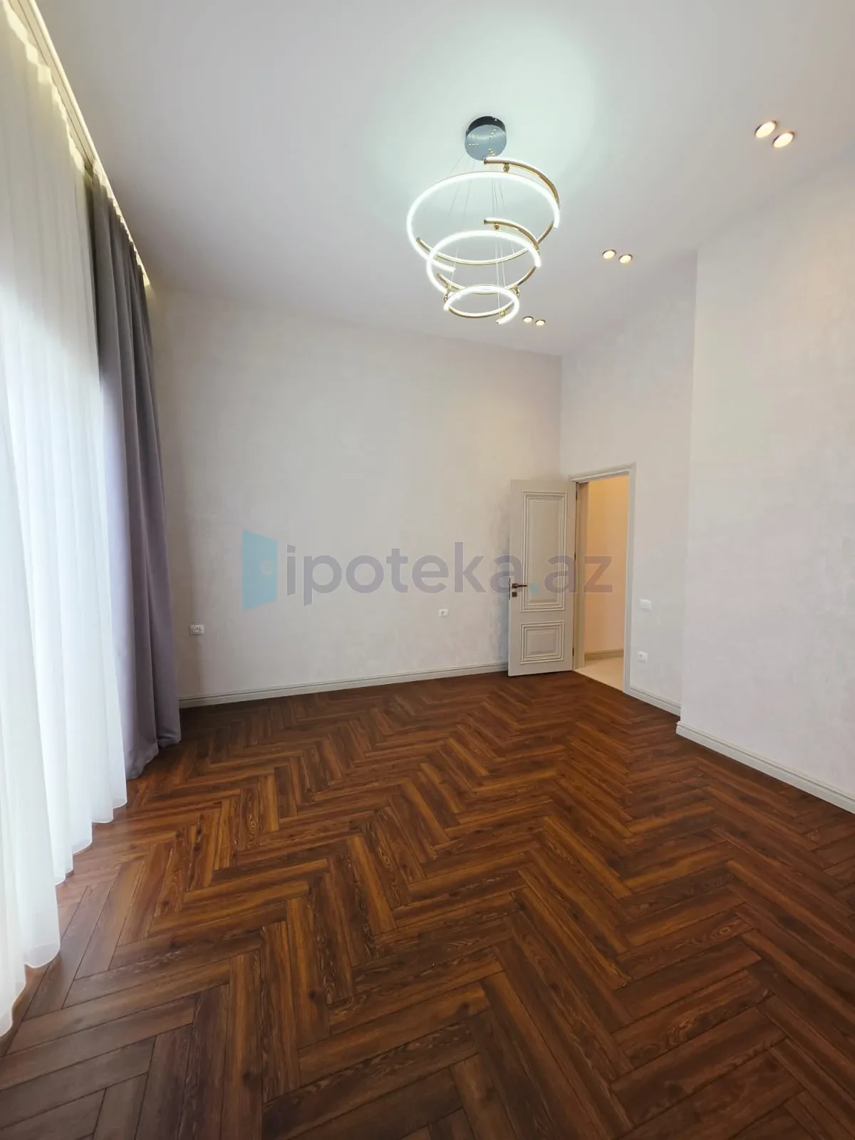Satılır 5 otaqlı mənzil 220 m²