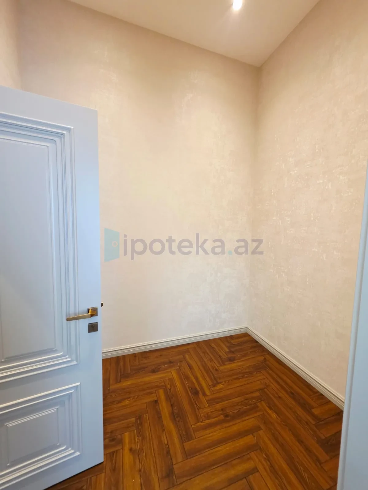 Satılır 5 otaqlı mənzil 220 m²