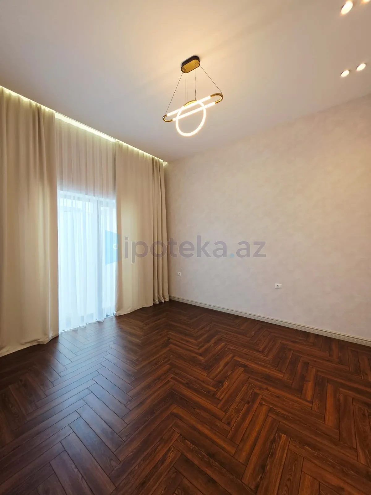Satılır 5 otaqlı mənzil 220 m²