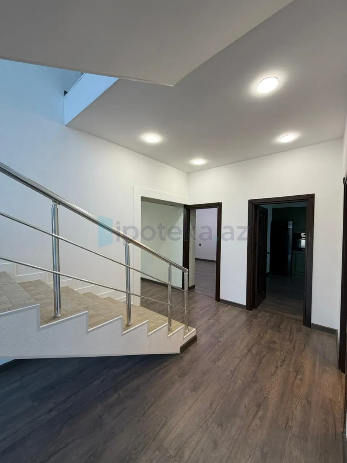 Satılır 6 otaqlı mənzil 220 m²