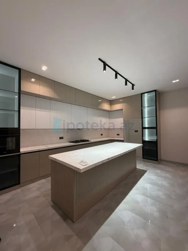 Satılır 4 otaqlı mənzil 175 m²