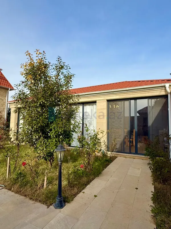 Satılır 10 otaqlı həyət evi 690 m²