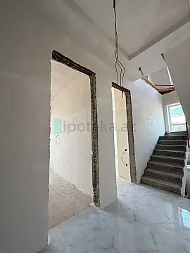 Satılır 10 otaqlı həyət evi 690 m²