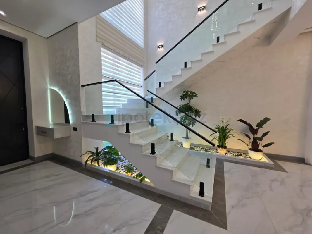 Satılır 5 otaqlı mənzil 280 m²