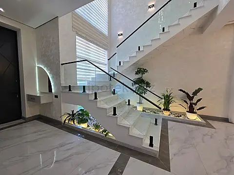 Satılır 5 otaqlı mənzil 280 m²