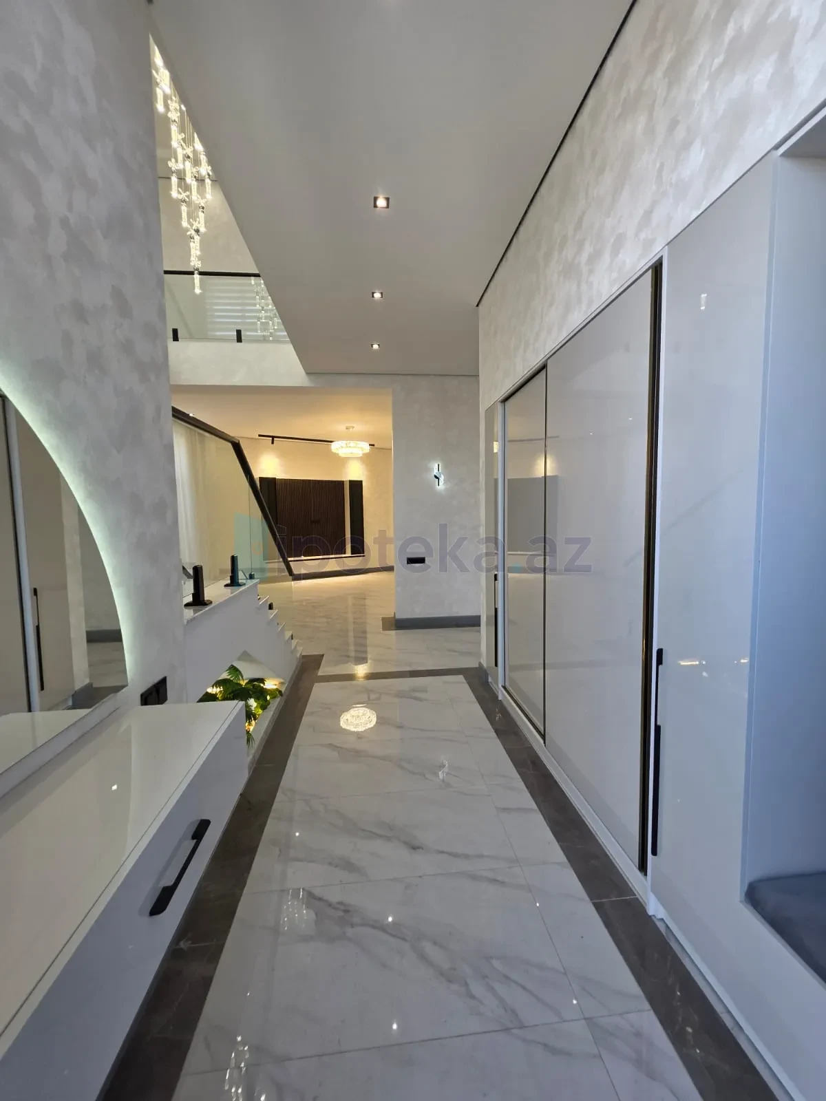 Satılır 5 otaqlı mənzil 280 m²