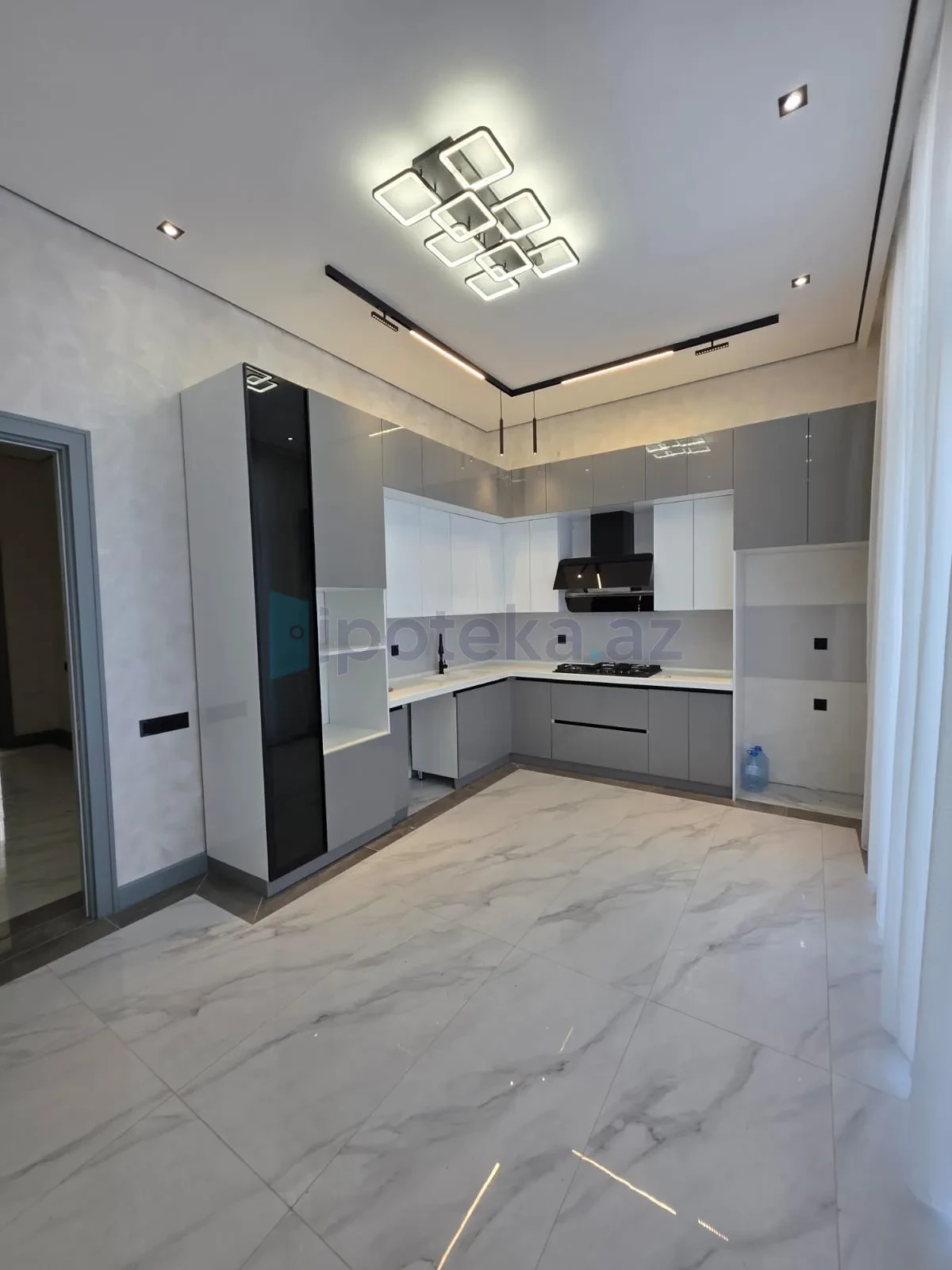 Satılır 5 otaqlı mənzil 280 m²
