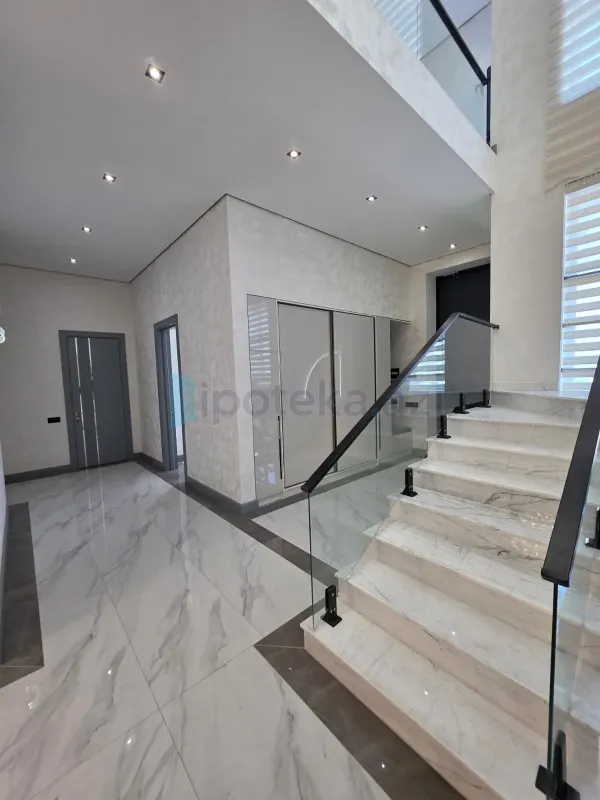 Satılır 5 otaqlı mənzil 280 m²
