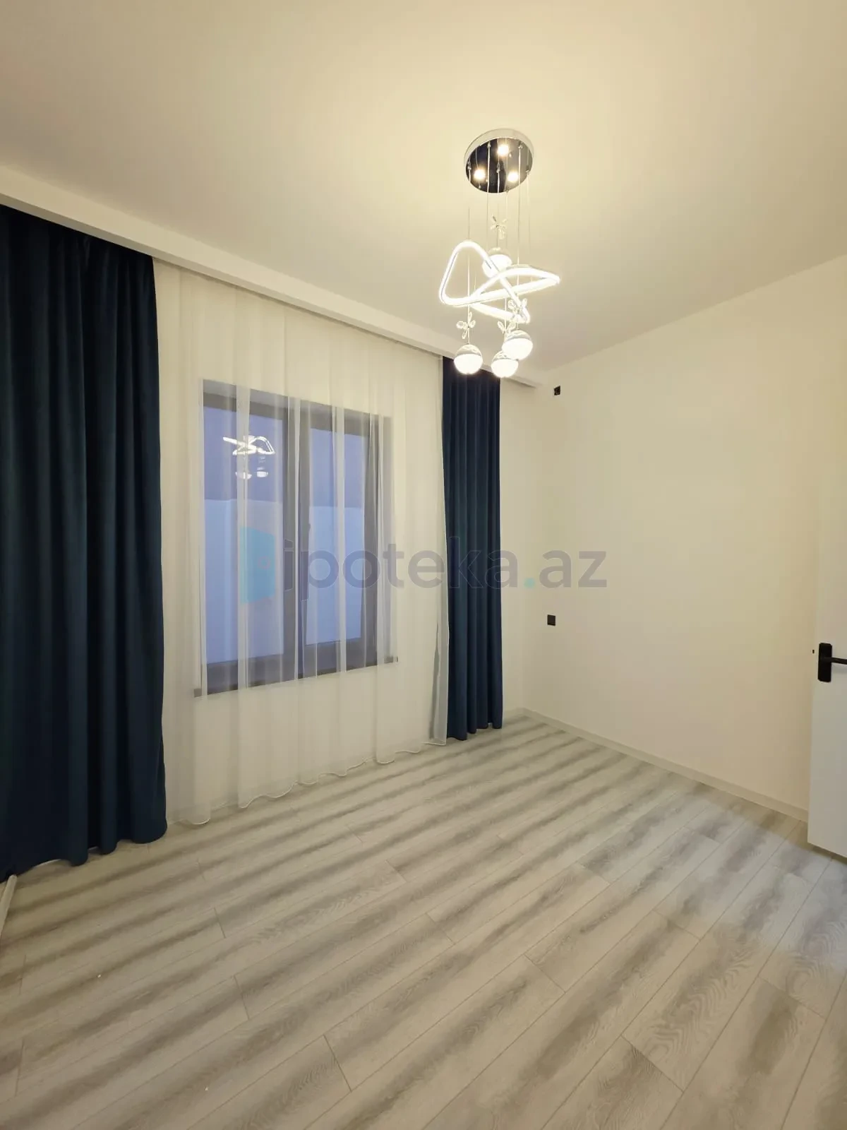 Satılır 4 otaqlı mənzil 140 m²