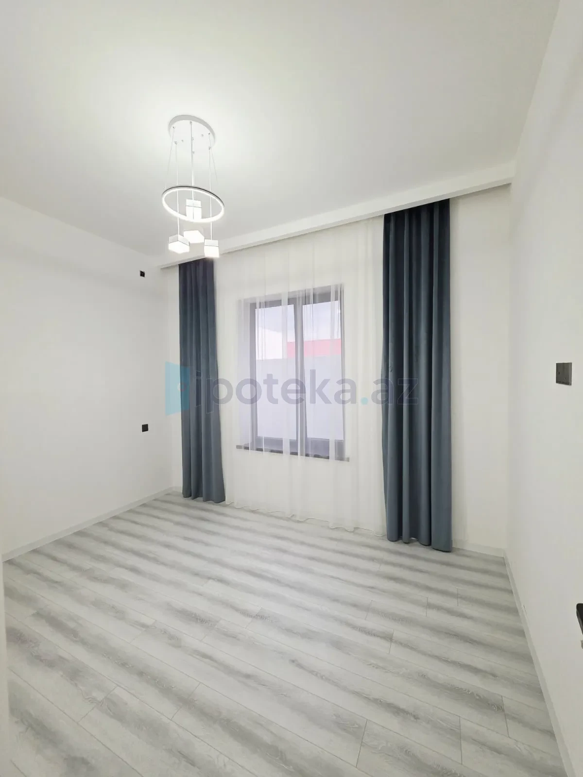 Satılır 4 otaqlı mənzil 140 m²