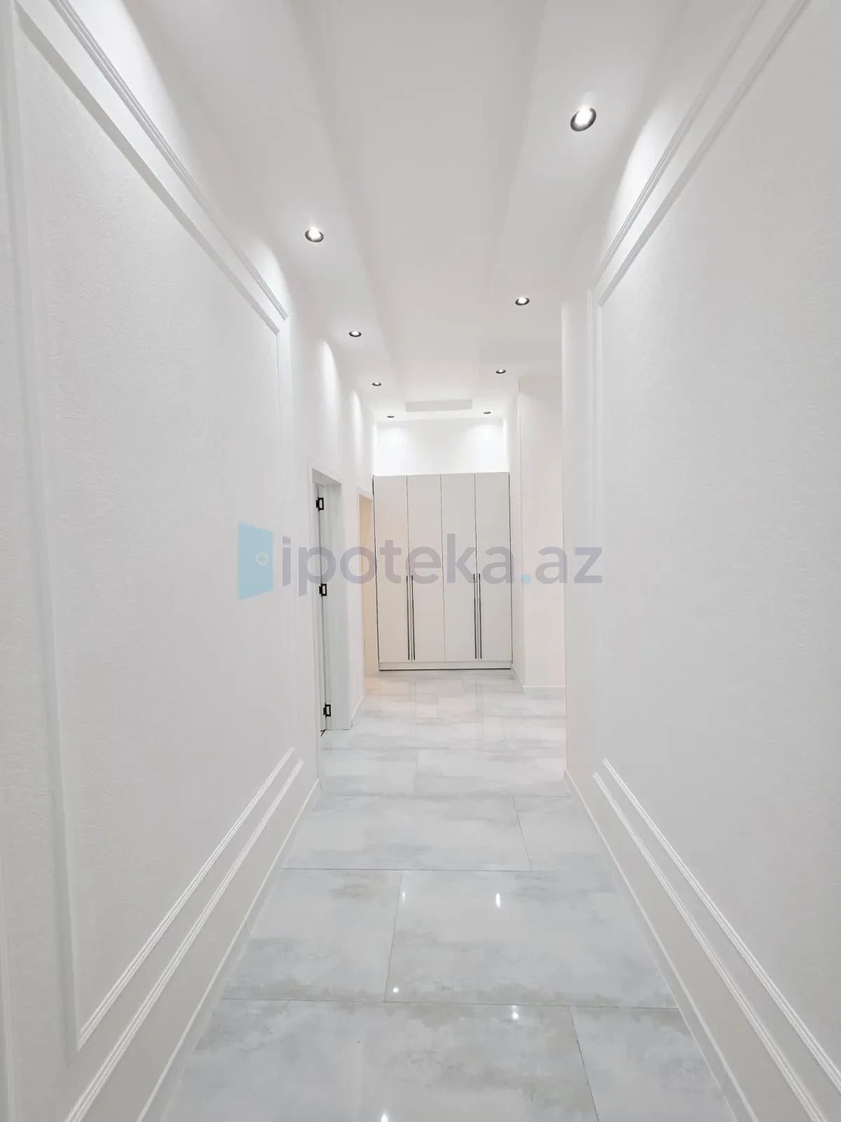 Satılır 4 otaqlı mənzil 140 m²