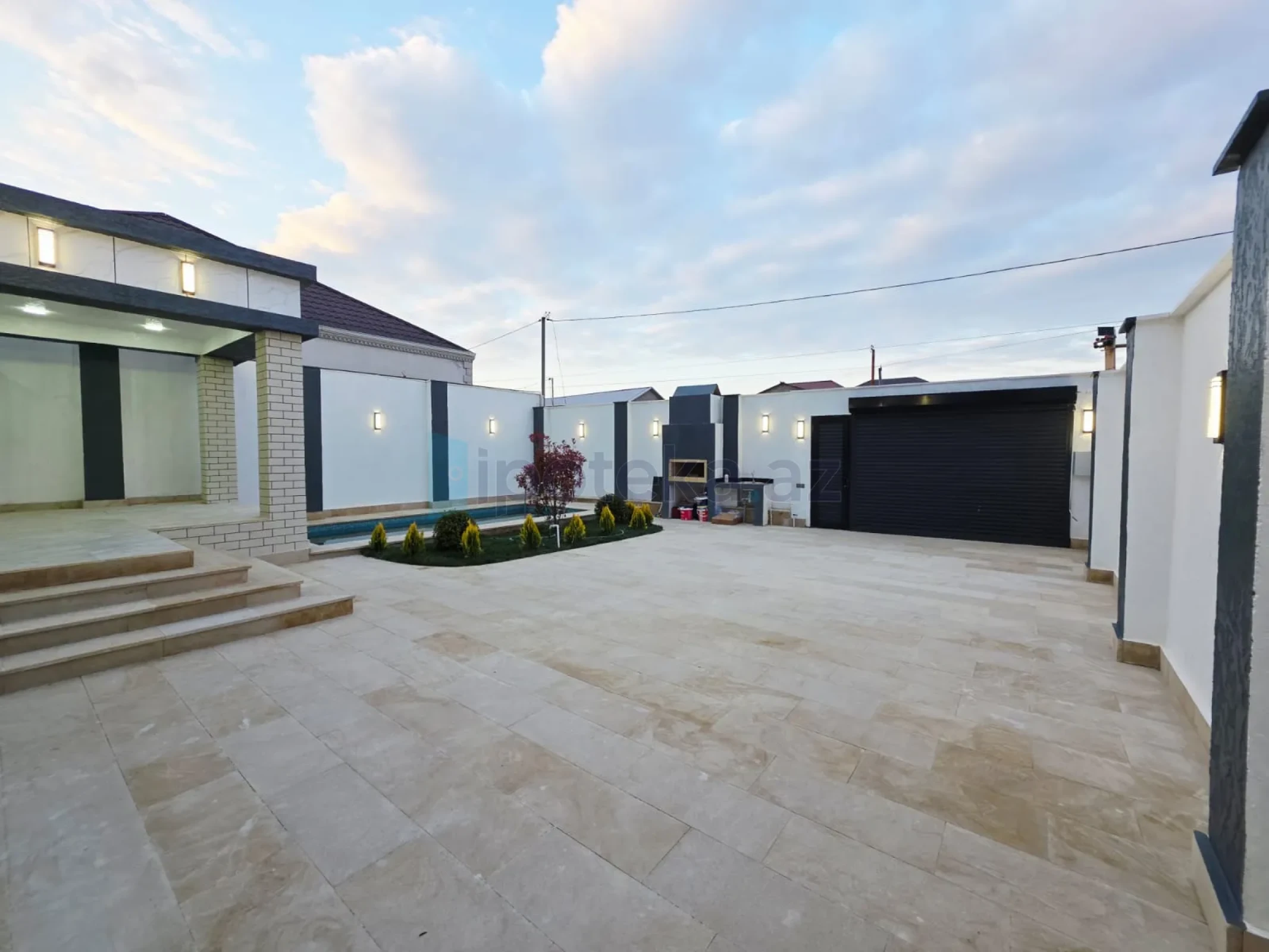 Satılır 4 otaqlı mənzil 140 m²