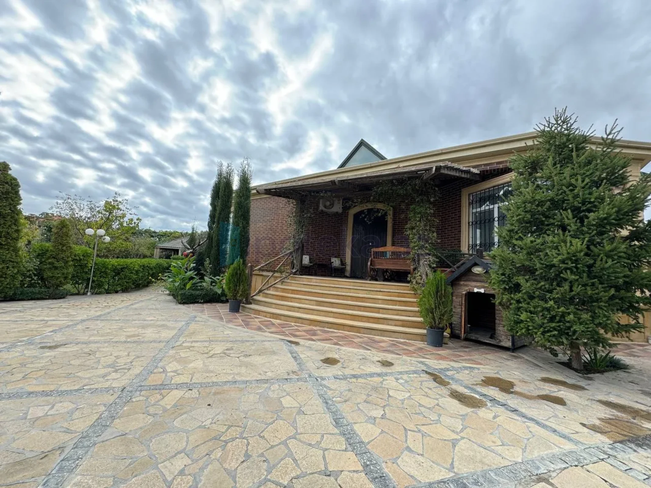 Satılır 4 otaqlı mənzil 230 m²