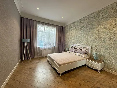 Satılır 4 otaqlı mənzil 230 m²