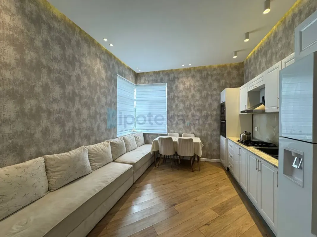 Satılır 4 otaqlı mənzil 230 m²
