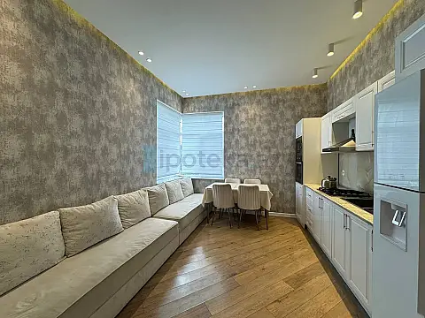 Satılır 4 otaqlı mənzil 230 m²