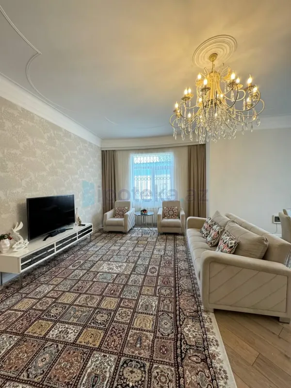 Satılır 4 otaqlı mənzil 230 m²