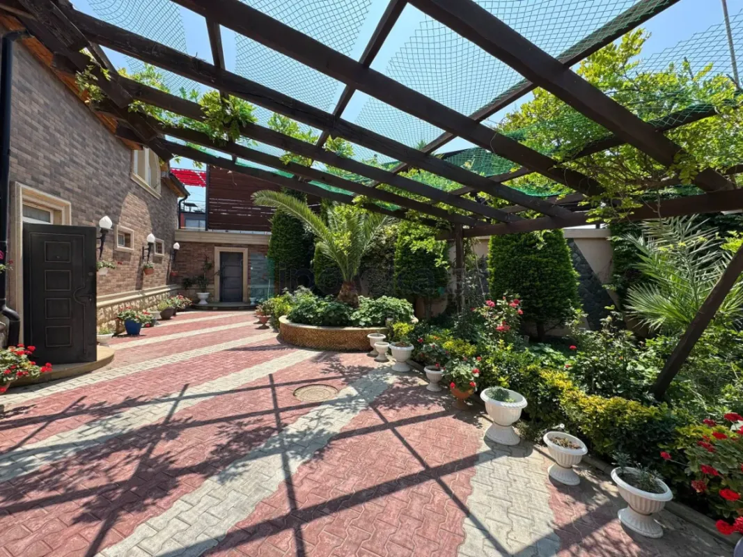 Satılır 7 otaqlı mənzil 450 m²