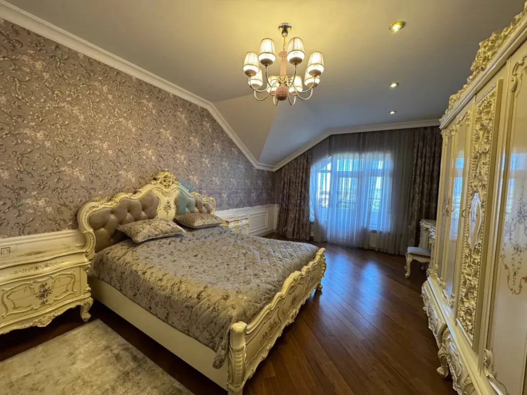 Satılır 7 otaqlı mənzil 450 m²