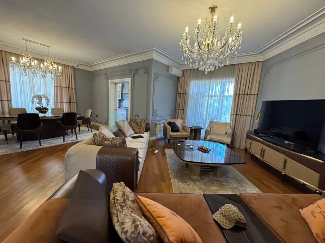 Satılır 7 otaqlı mənzil 450 m²