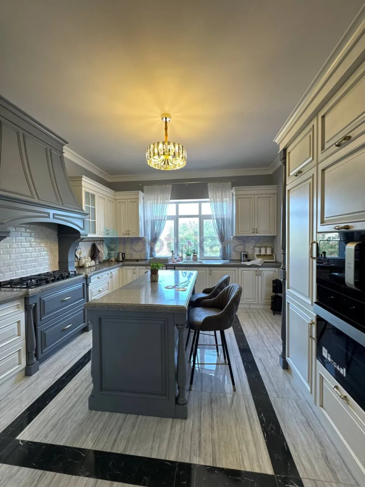 Satılır 7 otaqlı mənzil 450 m²