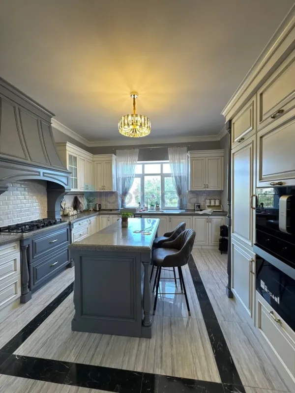 Satılır 7 otaqlı mənzil 450 m²