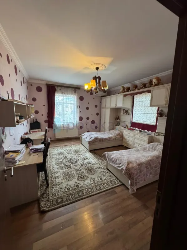 Satılır 5 otaqlı həyət evi 240 m²
