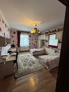 Satılır 5 otaqlı həyət evi 240 m²