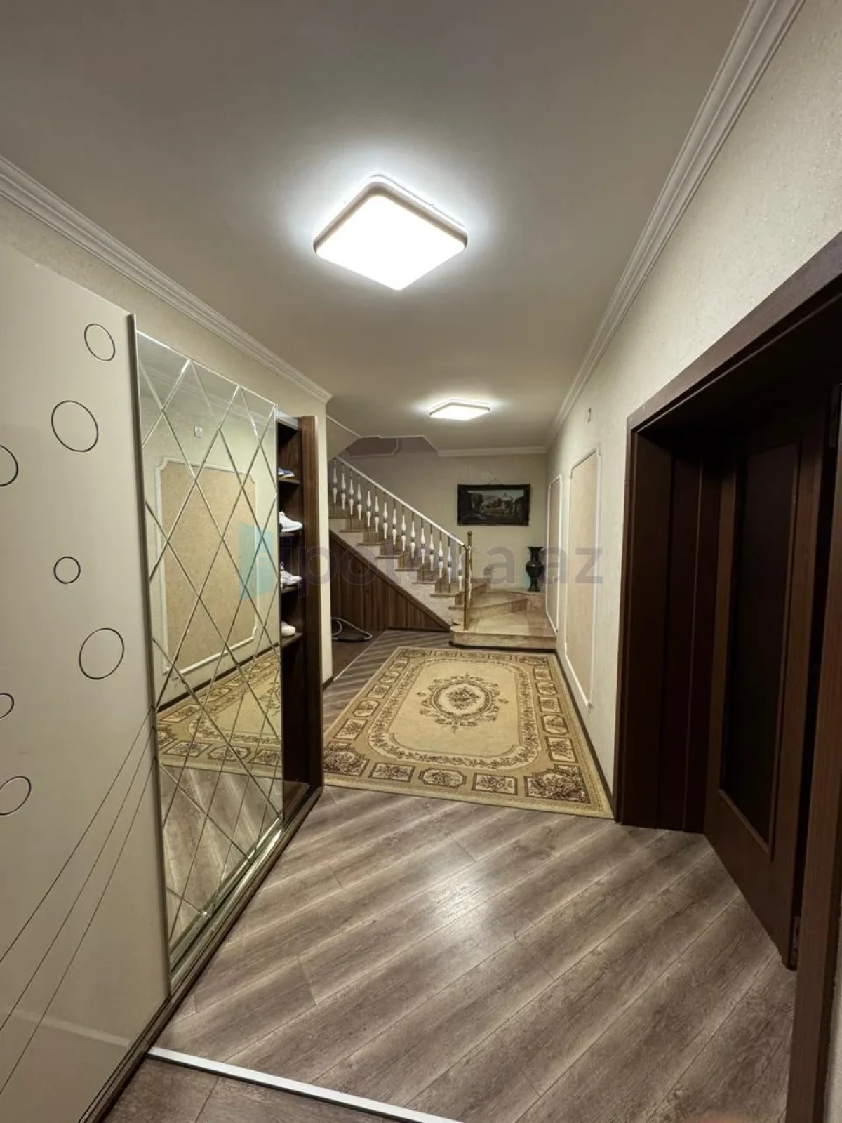 Satılır 5 otaqlı həyət evi 240 m²