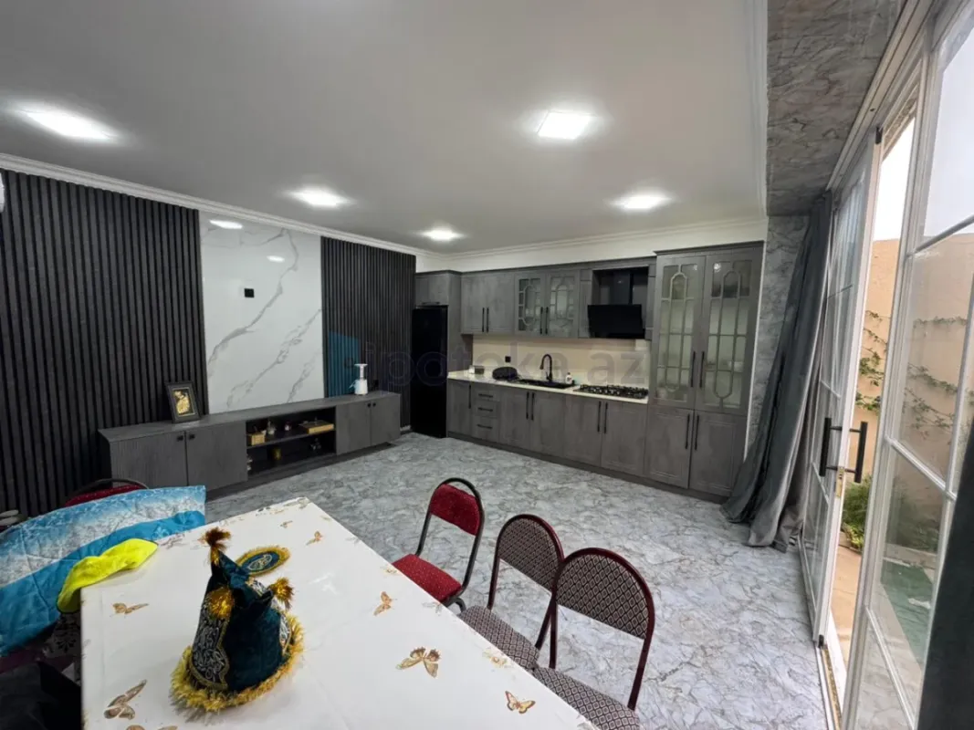 Satılır 5 otaqlı həyət evi 240 m²