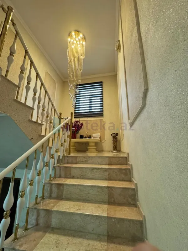 Satılır 5 otaqlı həyət evi 240 m²