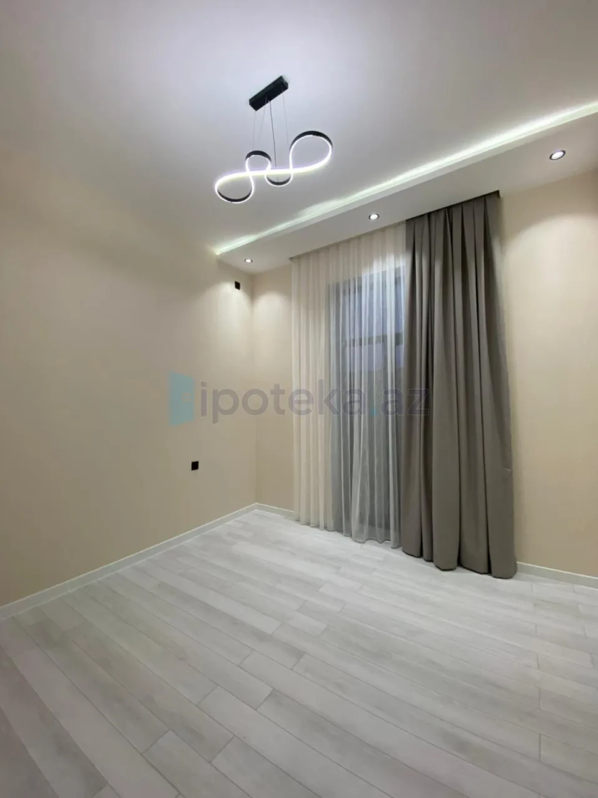 Satılır 4 otaqlı mənzil 150 m²