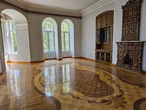 Satılır 4 otaqlı köhnə tikili 180 m²