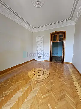 Satılır 4 otaqlı köhnə tikili 180 m²
