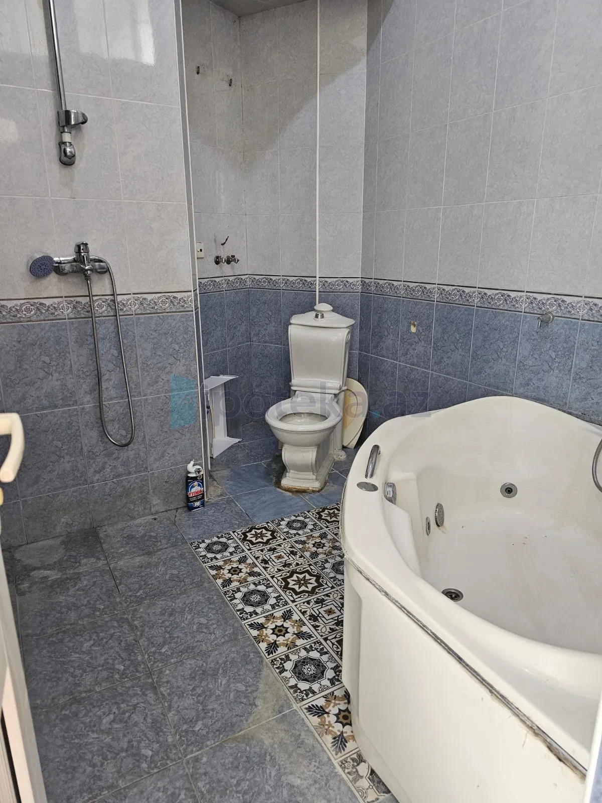 Satılır 4 otaqlı köhnə tikili 180 m²