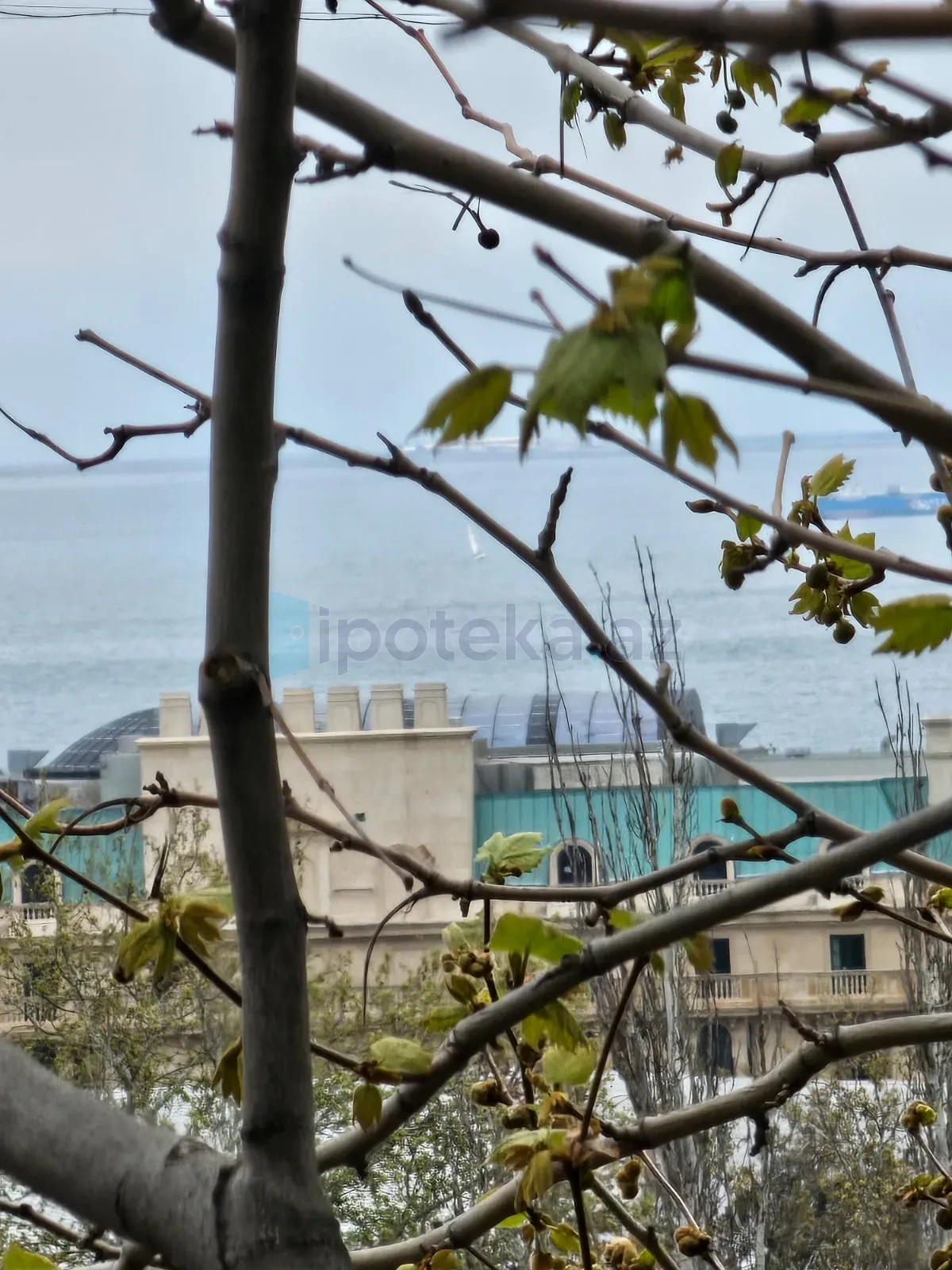 Satılır 4 otaqlı köhnə tikili 180 m²