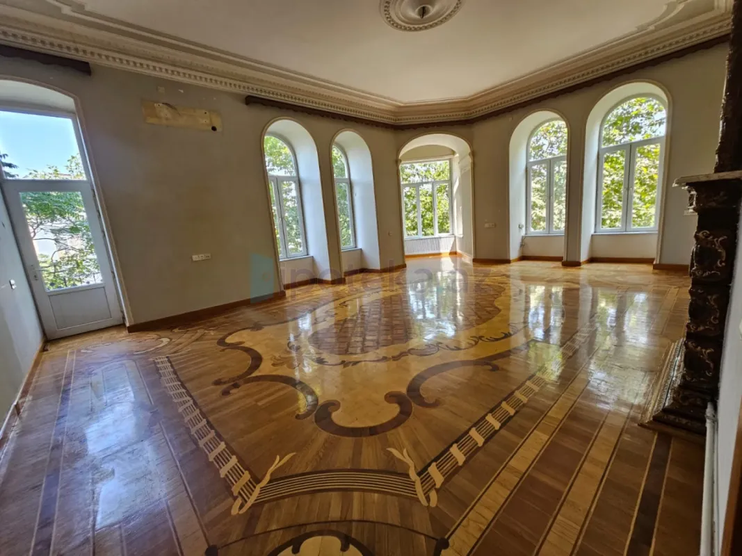 Satılır 4 otaqlı köhnə tikili 180 m²