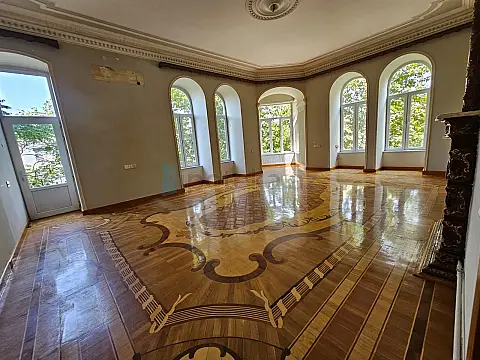 Satılır 4 otaqlı köhnə tikili 180 m²