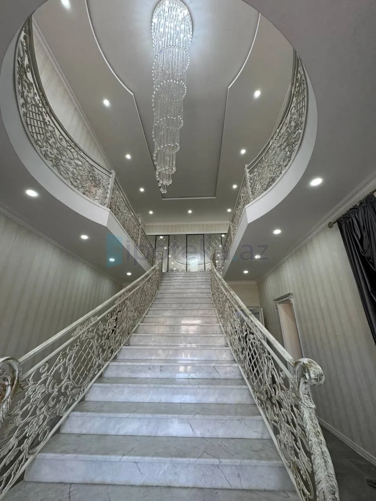 Satılır 6 otaqlı mənzil 450 m²