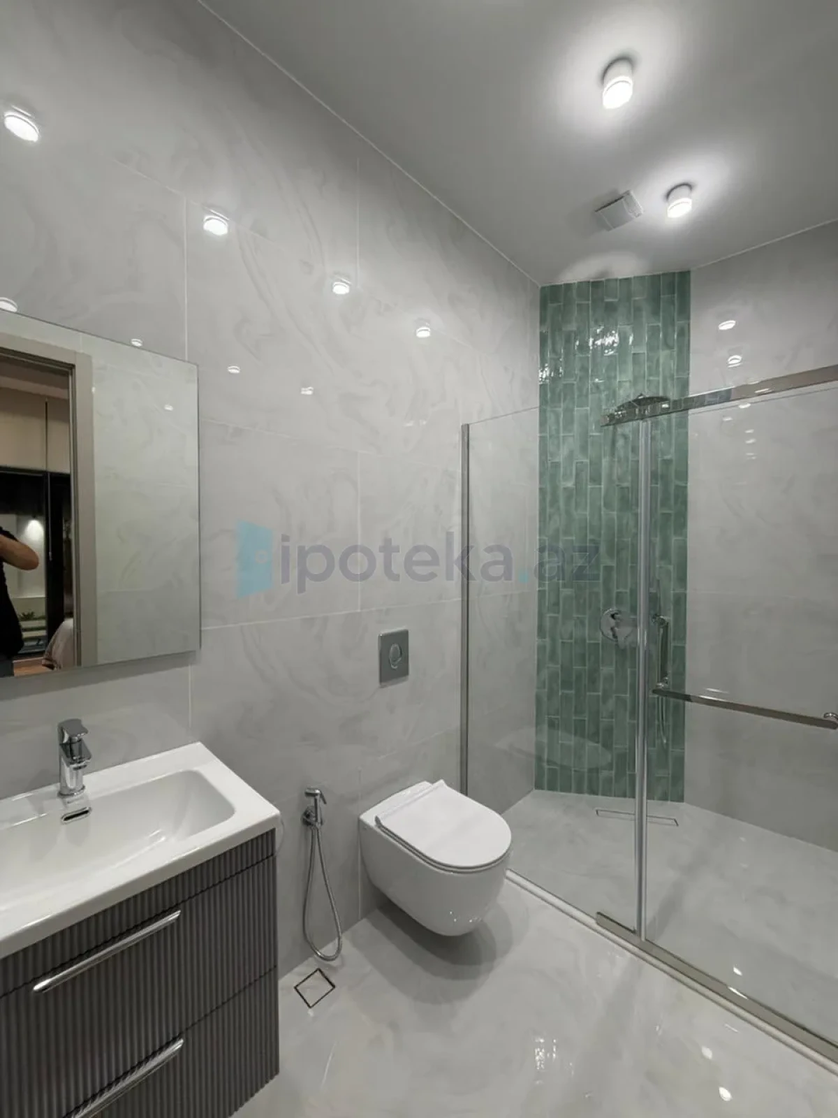 Satılır 4 otaqlı mənzil 300 m²