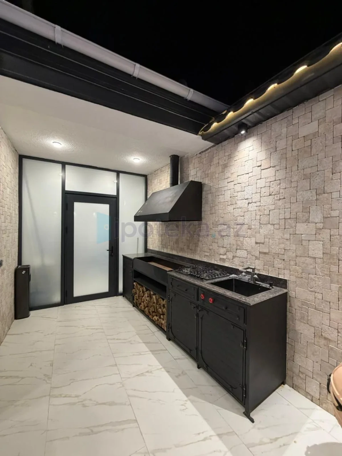 Satılır 4 otaqlı mənzil 300 m²