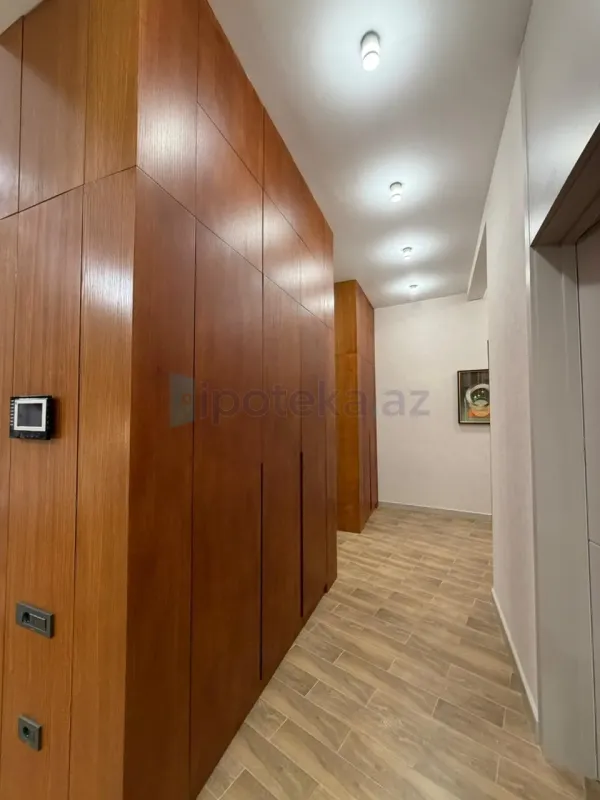 Satılır 4 otaqlı mənzil 300 m²