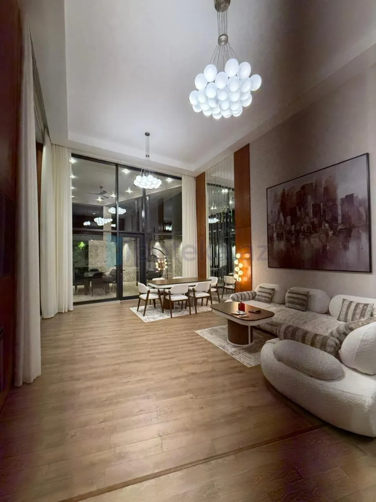 Satılır 4 otaqlı mənzil 300 m²