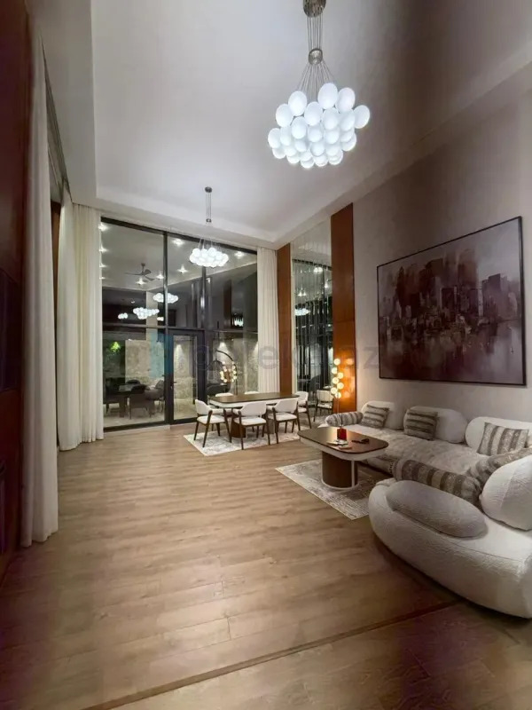 Satılır 4 otaqlı mənzil 300 m²