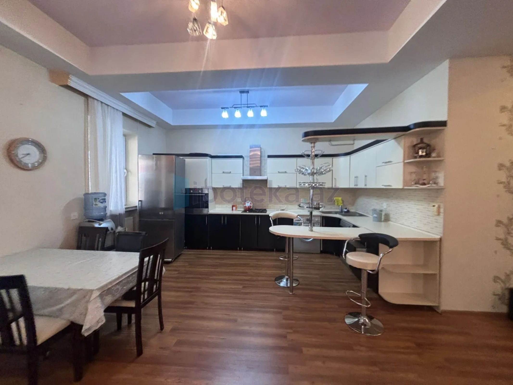 Satılır 4 otaqlı mənzil 190 m²