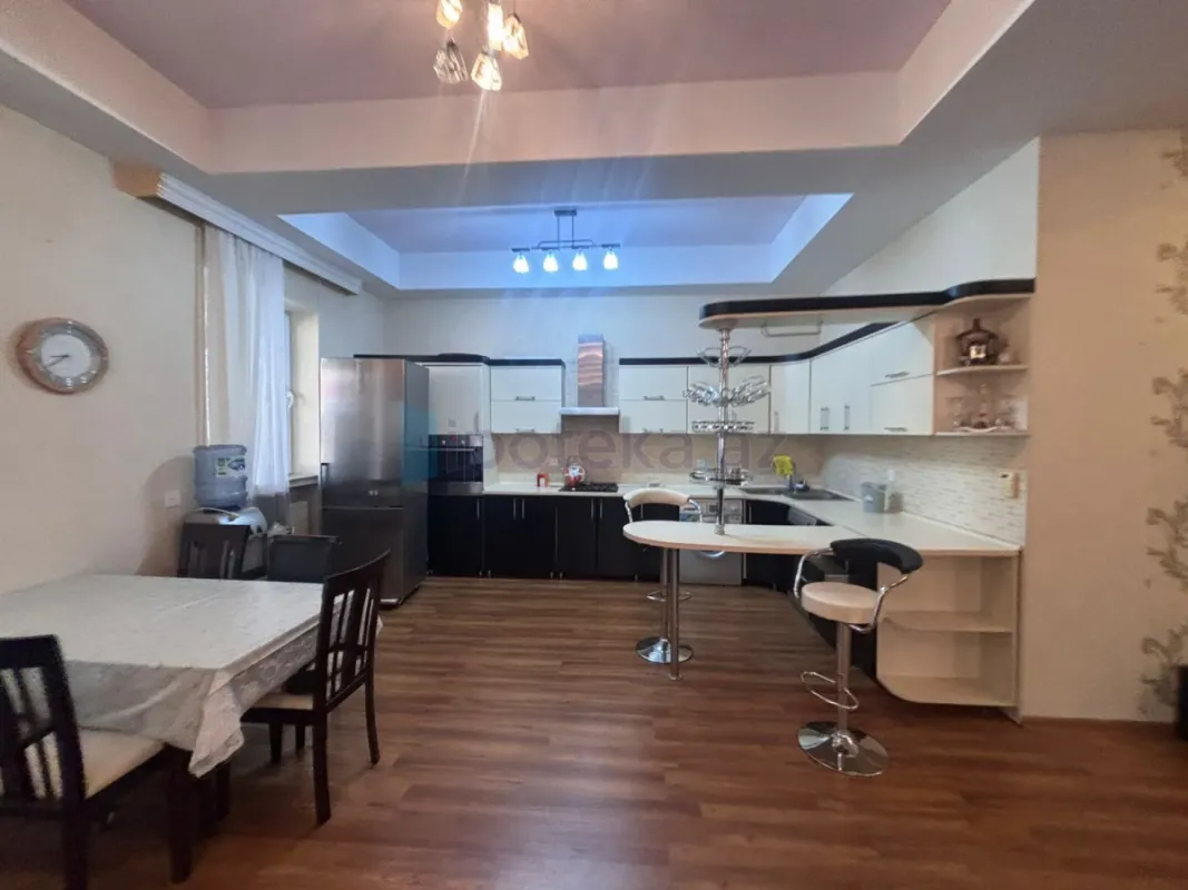 Satılır 4 otaqlı mənzil 190 m²