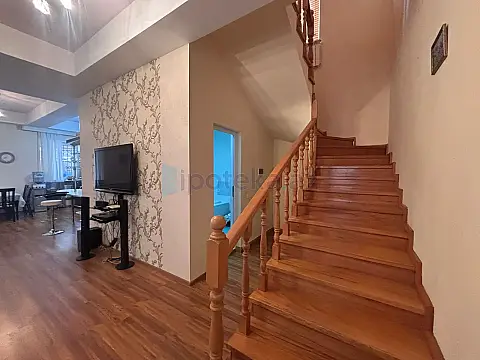 Satılır 4 otaqlı mənzil 190 m²